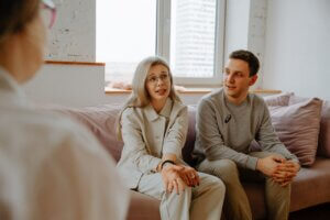 Bør du og din partner gå til parterapi?